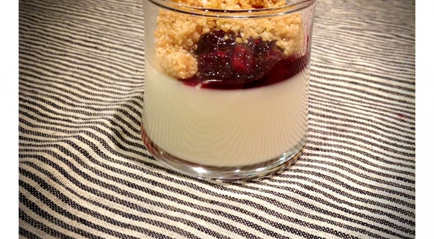 Pannacotta, compota de fruits vermells i Crumble Pannacotta, compota de fruits vermells i Crumble