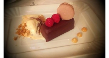 Les postres: lingot de cremós de plàtan amb macaró de festucs i gelat de bescuit i figues Les postres: lingot de cremós de plàtan amb macaró de festucs i gelat de bescuit i figues
