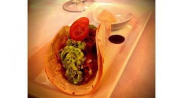 Burrito de tataki de tonyina amb guacamole, gingebre confitat i soja! Burrito de tataki de tonyina amb guacamole, gingebre confitat i soja!