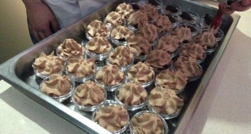 Crumble d’avellanes, amb escuma de cacau i regalèssia Crumble d’avellanes, amb escuma de cacau i regalèssia
