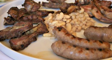 Graellada de carn a la brasa amb mongetes del ganxet amb cansalada Graellada de carn a la brasa amb mongetes del ganxet amb cansalada