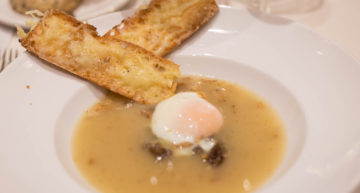 Sopa de ceba amb ou poche de gallines Pica a Terra Sopa de ceba amb ou poche de gallines Pica a Terra