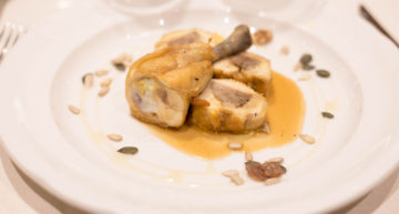 Cuixa de pollastre de pagès farcida de botifarra del perol, salsa de vi dolç i fruits secs Cuixa de pollastre de pagès farcida de botifarra del perol, salsa de vi dolç i fruits secs