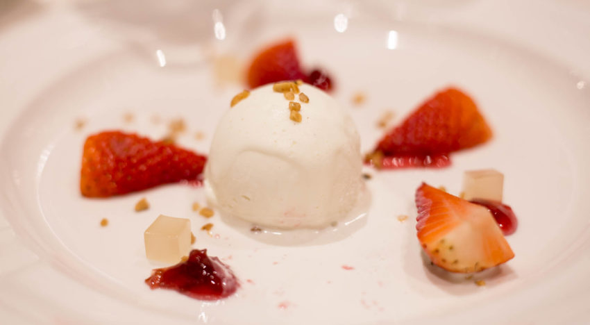 Gelat de llet d’ovella amb maduixes i confitura de pètals de rosa amb gerds Gelat de llet d’ovella amb maduixes i confitura de pètals de rosa amb gerds