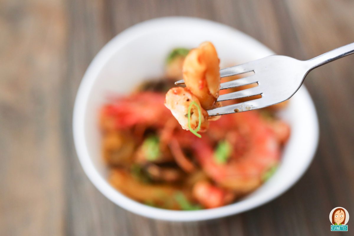 Pasta picant amb cloïsses i gamba vermella