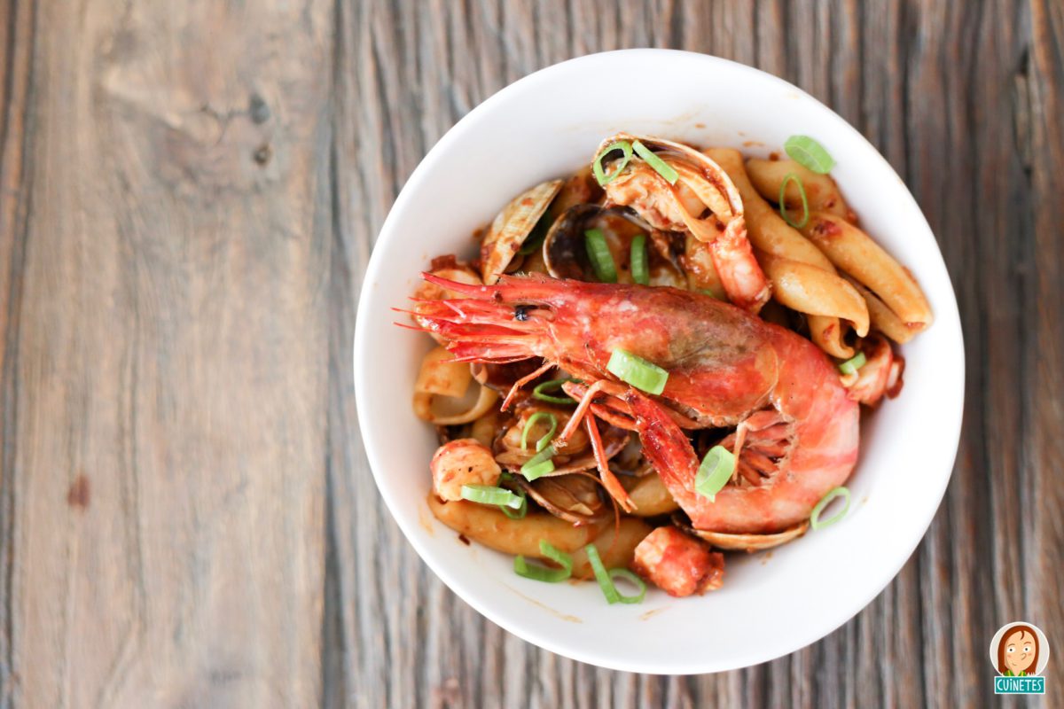 Pasta picant amb cloïsses i gamba vermella