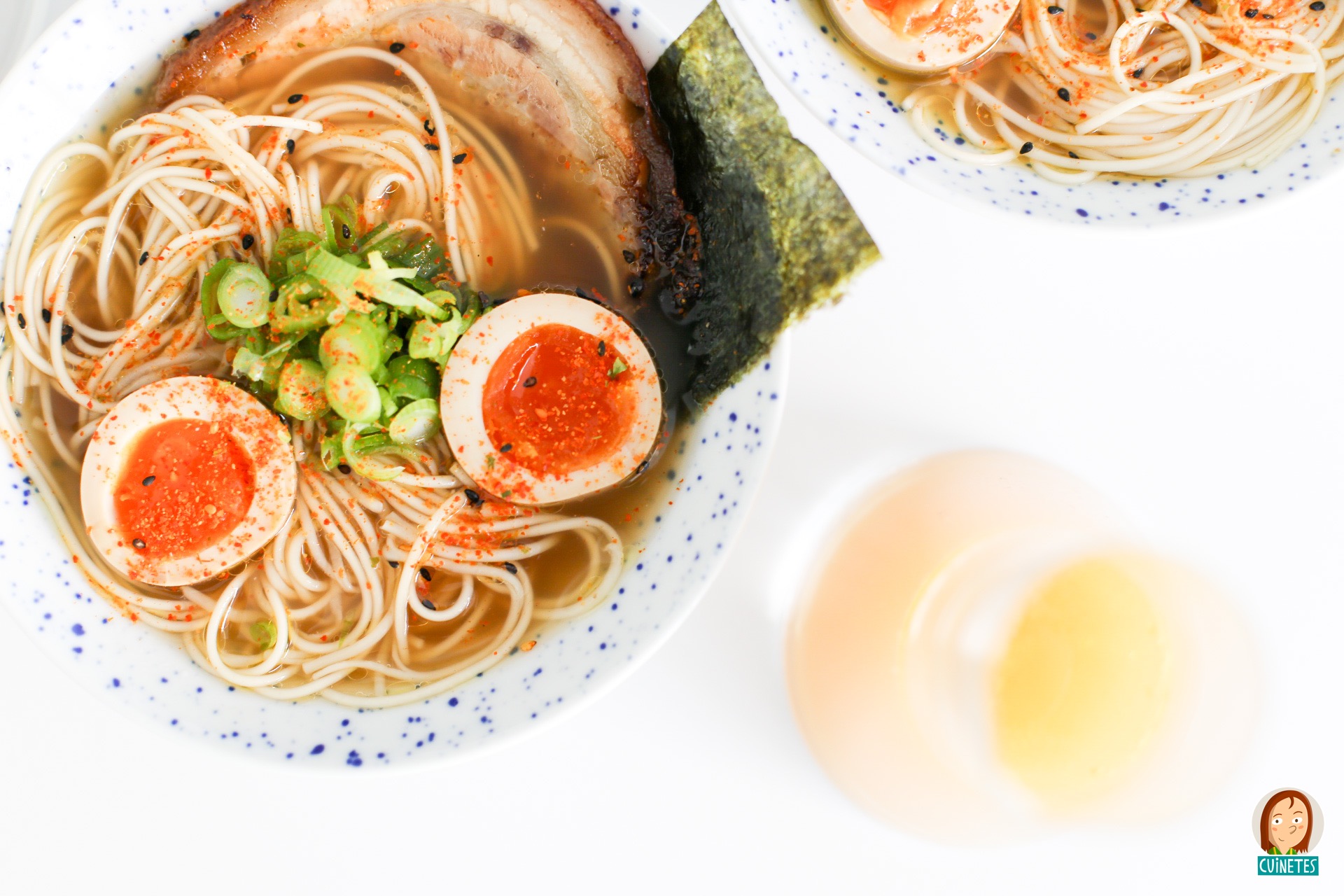 Bol de ramen amb fideus, brou, chasu, ou marinat, ceba tendra i alga nori
